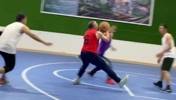 老大爷一记快攻极速上篮 这球走步吗？各位吧友裁判