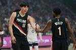 媒体人：杨瀚森在同届新秀中不算好也非最差 目前潮流不待见中锋