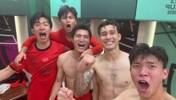 阳光大男孩们！王钰栋和队友更衣室光膀子呐喊庆祝晋级