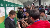 黄仁范采访被南非队贴脸唱歌，对着南非工作人员爆粗：艹！安静点