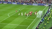 这啥运气？现场实拍第96分钟伊朗球员头球再次击中横梁
